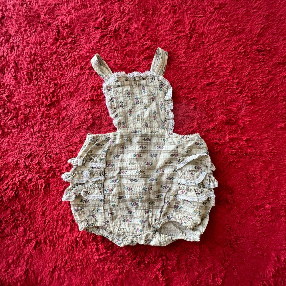 Vintage delicate onesie 🎀